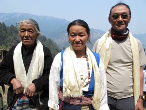 Dali (centre) with her Mum and brother Ngima Sherpa